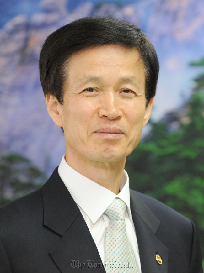 Lee Don-koo, the minister in charge of the Korea Forest Service