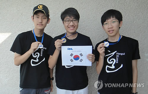 Korean winners of the 10th International Linguistics Olympiad pose with their medals (Yonhap News)