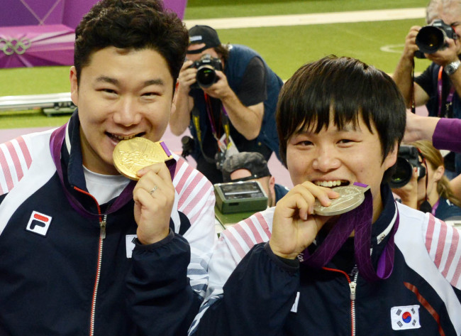 Jin Jong-oh (left) and Choi Young-rae of Korea pose with their shooting medals on Sunday.  London Olympic Joint Press Corps