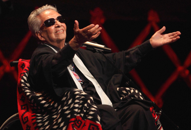 <YONHAP PHOTO-0239> FILE - In this April 21, 2009 file photo, singer Chavela Vargas acknowledges the audience during a ceremony in her honor in Mexico City. Vargas, 93, died on Sunday, Aug. 5, 2012, after being hospitalized recently due to cardiac and renal problems. (AP Photo/Alexandre Meneghini, File)/2012-08-06 04:01:51/ <저작권자 ⓒ 1980-2012 ㈜연합뉴스. 무단 전재 재배포 금지.>
Singer Chavela Vargas acknowledges the audience during a ceremony in her honor in Mexico City in 2009.   AP-Yonhap News
Singer Chavela Vargas acknowledges the audience during a ceremony in her honor in Mexico City in 2009.   AP-Yonhap News