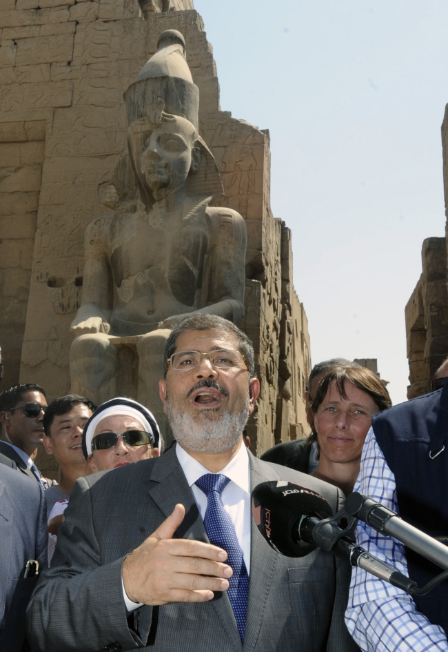 Egyptian President Mohammed Morsi, surrounded by tourists, visits the Luxor temple in Luxor, Egypt.  AP-Yonhap News