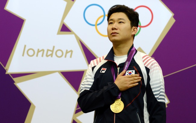Jin Jong-oh stands on the podium after winning gold in the men’s 50-meter pistol on Sunday.     Yonhap News