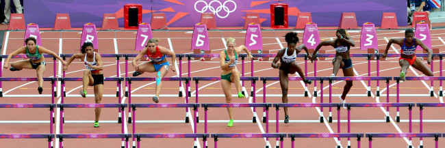 2012 런던올림픽 육상대표팀의 정혜림(왼쪽)이 6일 런던 올림픽 스타디움에서 열린 여자 100m 허들 1라운드에서 레이스를 펼치고 있다. 정혜림은 지난해 대구세계육상선수권대회에서 빼어난 미모로 인기몰이했던 ‘얼짱 허들러'. 대구세계육상선수권대회 참가 등을 통해 세계적인 선수와의 격차를 조금씩 좁혀 나가면서 한국 육상의 기대주로 관심을 모으고 있다. 이날 경기에서는 13.48초의 기록으로 조 7위에 랭크됐다. 20120806 런던=올림픽사진공동취재단j