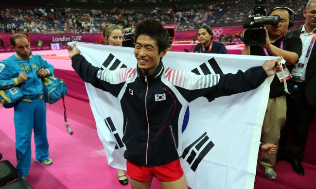 Gymnast Yang Hak-seon wins gold in men's vault