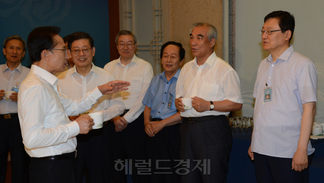 7일 청와대에서 열린 국무회의. 회의직전 티타임에서 올림픽을 주제로 장관들과 대화를 갖고 있다.정희조 기자checho@
7일 청와대에서 열린 국무회의. 회의직전 티타임에서 올림픽을 주제로 장관들과 대화를 갖고 있다.정희조 기자checho@
이명박 대통령이 7일 청와대에서 열린 국무회의 직전 티타임에서 장관들과 런던올림픽에서 한국 선수들의 선전을 주제로 이야기를 나누고 있다. 정희조 기자/checho@