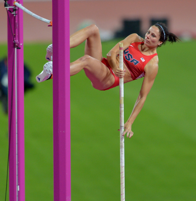 <YONHAP PHOTO-0602> (120806) -- LONDON, Aug. 6, 2012 (Xinhua) -- Jennifer Suhr of USA competes in women's pole vault final contest, at London 2012 Olympic Games in London, Britain, on August 6, 2012. Jennifer Suhr of USA won gold medal. (Xinhua/Chen Xiaowei) (nxl)/2012-08-07 06:54:38/ <저작권자 ⓒ 1980-2012 ㈜연합뉴스. 무단 전재 재배포 금지.>
Jennifer Suhr of the U.S. competes in the women’s pole vault on Monday.  Xinhua-Yonhap News