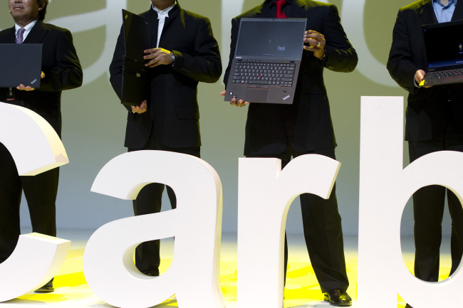 <YONHAP PHOTO-1698> Lenovo executives hold the new ThinkPad X1 Carbon laptops in Beijing Monday, Aug. 6, 2012. The Chinese computer maker unveiled the lighter, quicker ThinkPad notebook computer inspired by the convenience of tablets and smart phones. (AP Photo/Alexander F. Yuan)/2012-08-06 19:25:22/ <저작권자 ⓒ 1980-2012 ㈜연합뉴스. 무단 전재 재배포 금지.>
Lenovo executives hold the new ThinkPad X1 Carbon laptops in Beijing Monday.  AP-Yonhap News