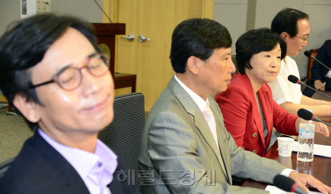 이석기·김재연 제명안 부결로 내홍을 겪고 있는 통합진보당 신당권파가 신당창당쪽으로 가닥을 잡고 있는 가운데 통합진보당 심상정 전 공동대표가 7일 오전 국회 의원회관에서 열린 '진보적 정권교체와 대중적 진보정당을 위한 혁신추진 모임(진보정치혁신모임)'에서 굳은 표정으로 이야기를 나누고 있다. 박해묵 기자/mook@heraldm.com
이석기·김재연 제명안 부결로 내홍을 겪고 있는 통합진보당 신당권파가 신당창당쪽으로 가닥을 잡고 있는 가운데 통합진보당 심상정 전 공동대표가 7일 오전 국회 의원회관에서 열린 '진보적 정권교체와 대중적 진보정당을 위한 혁신추진 모임(진보정치혁신모임)'에서 굳은 표정으로 이야기를 나누고 있다. 박해묵 기자/mook@heraldm.com