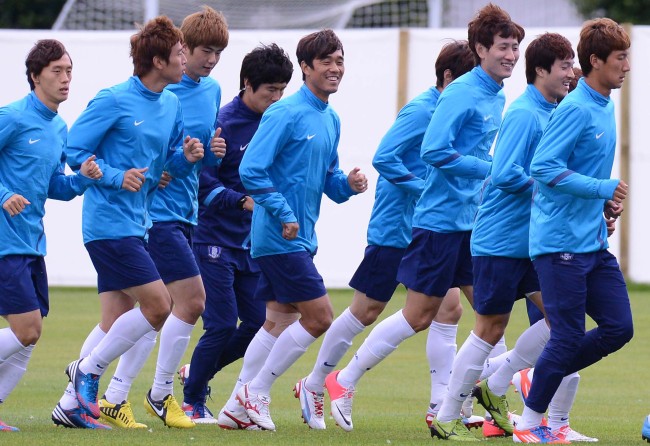 올림픽 축구대표팀 구자철, 기성용, 박주영, 지동원 등 선수들이 6일(현지시간) 영국 맨체스터 Grammar School에서 열린 훈련에서 가벼운 달리기로 몸을 풀고 있다. 20120806 맨체스터=올림픽사진공동취재단d
올림픽 축구대표팀 구자철, 기성용, 박주영, 지동원 등 선수들이 6일(현지시간) 영국 맨체스터 Grammar School에서 열린 훈련에서 가벼운 달리기로 몸을 풀고 있다. 20120806 맨체스터=올림픽사진공동취재단d