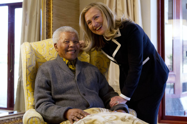 Secretary of State Hillary Rodham Clinton meets with former South Africa President Nelson Mandela, at his home in Qunu, South Africa, Monday.  AP-Yonhap News