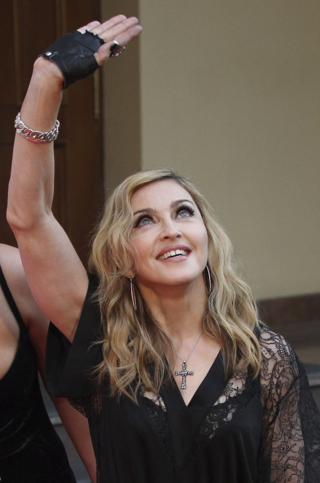 U.S. singer Madonna greets her fans at the opening of the new fitness club in Moscow on Monday.  AP-Yonhap News