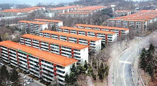 최근 총회 무효 소송에서 조합이 패소하면서 아파트 재건축사업 차질 우려되고 있는 고덕시영재건축조합이 오는 25일 조합원 총회를 통해 사업 정상화의 기반을 마련한다는 방침이어서 그 결과에 관심이 쏠리고 있다. 사진은 고덕시영아파트 단지 전경.
최근 총회 무효 소송에서 조합이 패소하면서 아파트 재건축사업 차질 우려되고 있는 고덕시영재건축조합이 오는 25일 조합원 총회를 통해 사업 정상화의 기반을 마련한다는 방침이어서 그 결과에 관심이 쏠리고 있다. 사진은 고덕시영아파트 단지 전경.