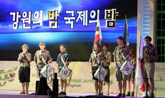 <YONHAP PHOTO-1668> 제13회 한국잼버리 폐막 (고성=연합뉴스) 지난 2일 강원도 고성군 토성면 세계잼버리수련장에서 개막된 제13회 한국잼버리가 7일 폐영식을 끝으로 폐막했다. '숲을 따라서'라는 주제로 열린 이번 잼버리에는 세계 41개국에서 1만여명의 스카우트대원들이 참가해 호연지기를 기르고 친목을 다졌다. 사진은 대회기간 중 진행된 국제의 밤 행사에서 영국 스카우트 대원들이 공연을 펼치는 모습. 2012.8.7 <<지방기사 참고ㆍ한국스카우트연맹>> momo@yna.co.kr http://blog.yonhapnews.co.kr/misonews//2012-08-07 17:49:14/ <저작권자 ⓒ 1980-2012 ㈜연합뉴스. 무단 전재 재배포 금지.>
<YONHAP PHOTO-1668> 제13회 한국잼버리 폐막 (고성=연합뉴스) 지난 2일 강원도 고성군 토성면 세계잼버리수련장에서 개막된 제13회 한국잼버리가 7일 폐영식을 끝으로 폐막했다. '숲을 따라서'라는 주제로 열린 이번 잼버리에는 세계 41개국에서 1만여명의 스카우트대원들이 참가해 호연지기를 기르고 친목을 다졌다. 사진은 대회기간 중 진행된 국제의 밤 행사에서 영국 스카우트 대원들이 공연을 펼치는 모습. 2012.8.7 <<지방기사 참고ㆍ한국스카우트연맹>> momo@yna.co.kr http://blog.yonhapnews.co.kr/misonews//2012-08-07 17:49:14/ <저작권자 ⓒ 1980-2012 ㈜연합뉴스. 무단 전재 재배포 금지.>
<YONHAP PHOTO-1668> 제13회 한국잼버리 폐막 (고성=연합뉴스) 지난 2일 강원도 고성군 토성면 세계잼버리수련장에서 개막된 제13회 한국잼버리가 7일 폐영식을 끝으로 폐막했다. '숲을 따라서'라는 주제로 열린 이번 잼버리에는 세계 41개국에서 1만여명의 스카우트대원들이 참가해 호연지기를 기르고 친목을 다졌다. 사진은 대회기간 중 진행된 국제의 밤 행사에서 영국 스카우트 대원들이 공연을 펼치는 모습. 2012.8.7 <<지방기사 참고ㆍ한국스카우트연맹>> momo@yna.co.kr http://blog.yonhapnews.co.kr/misonews//2012-08-07 17:49:14/ <저작권자 ⓒ 1980-2012 ㈜연합뉴스. 무단 전재 재배포 금지.>