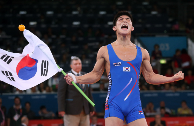 GOLDEN MOMENT Korea’s Kim Hyeon-woo celebrates his Greco-Roman wrestling gold medal on Tuesday.  London Olympic Joint Press Corps