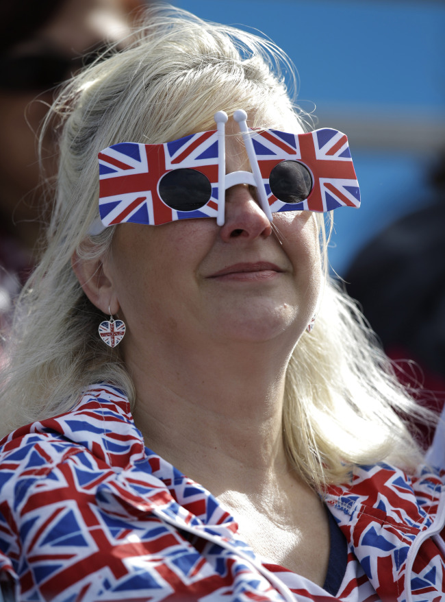 A fan replete with representations of the British flag watches the competition at the Olympic rowing venue in Eton Dorney, near Windsor, England, on Aug. 3.  AP-Yonhap News