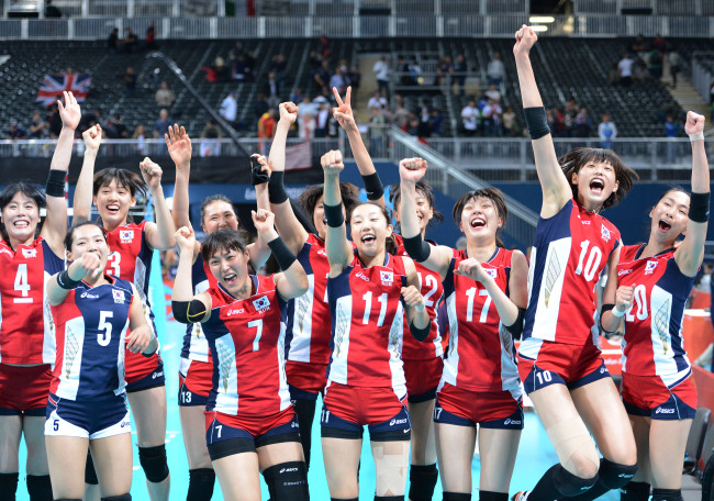 The South Korean women’s volleyball team in quest for its first Olympic medal in 36 years celebrate after trumping the highly favored Italy 3-1 in the quarterfinals of the 2012 Olympics in London, Tuesday.    Ahn Hoon/The Korea Herald
