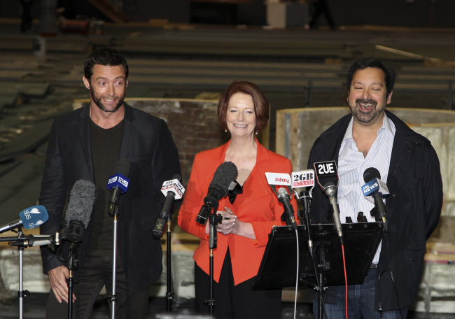 Actor Hugh Jackman (left), director James Mangold (right), and Australia’s Prime Minister Julia Gillard appear at a press conference ahead of the start of filming for “The Wolverine” movie in Sydney, Australia, on July 24.   (AP-Yonhap News)
