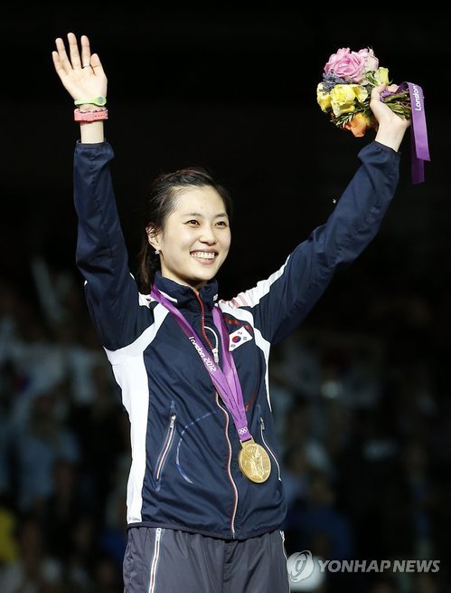 Kim Ji-yeon smiles after winning a gold medal in the women's individual saber (Yonhap News)