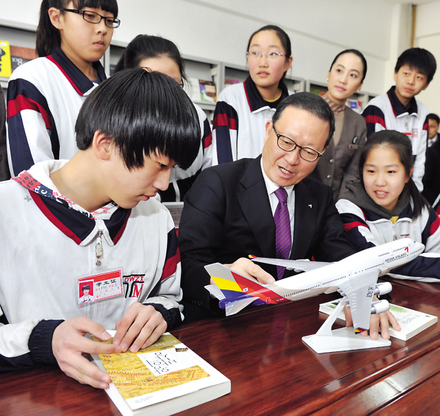 Asiana Airlines president Yoon Young-doo talks with students at Tumen No. 5 Middle School in Yanbian Korean Autonomous Prefecture in Jilin Province. (Asiana Airlines)
