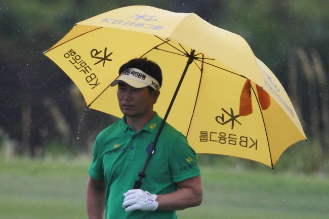 <YONHAP PHOTO-0437> Y. E. Yang of Korea waits in the rain during a practice round for the PGA Championship golf tournament on the Ocean Course of the Kiawah Island Golf Resort in Kiawah Island, S.C., Wednesday, Aug. 8, 2012. (AP Photo/John Raoux)/2012-08-09 07:18:54/ <저작권자 ⓒ 1980-2012 ㈜연합뉴스. 무단 전재 재배포 금지.>
Korea’s Yang Yong-eun takes part in a practice round ahead of the PGA Championship on Wednesday.  AP-Yonhap News