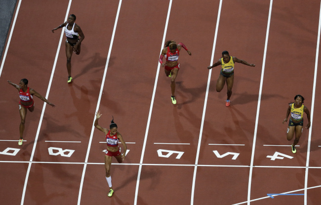 Allyson Felix of the U.S. crosses the finish line in the women’s 200-meter final on Wednesday.  AP-Yonhap News