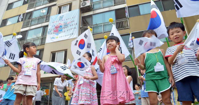 성동구는 제67주년 광복절을 맞아 9일 나라사랑 태극기 달기 운동으로 태극기 달기 시범아파트를 선정해 성수동 일대 긍호타운 2차아파트 단지에서 일주일간 게양한다.<br />김명섭 기자 msiron@
성동구는 제67주년 광복절을 맞아 9일 나라사랑 태극기 달기 운동으로 태극기 달기 시범아파트를 선정해 성수동 일대 긍호타운 2차아파트 단지에서 일주일간 게양한다.
김명섭 기자 msiron@