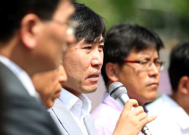 Rep. Ha Tae-keung of the Saenuri Party (center) speaks at a news conference held by the Committee on the Torture of Kim Young Hwan across from the Chinese Embassy in central Seoul on Thursday.  Yonhap News