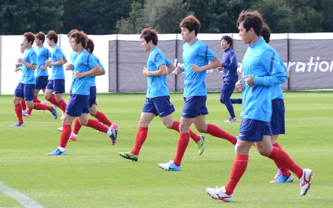 올림픽 축구대표팀 선수들이 9일(현지시간) 영국 카디프대학 훈련장에서 훈련을 하고 있다. 20120809 카디프=올림픽사진공동취재단d
‘일본에 질 수는 없다.’ 숙적 일본과의 동메달 결정전을 하루 앞둔 한국 올림픽 축구대표팀이 10일(한국시간) 영국 카디프대학 훈련장에서 훈련을 하고 있다.    ［카디프=올림픽사진공동취재단］