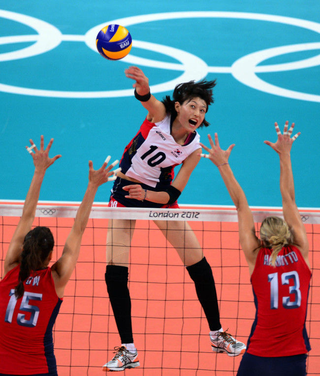 36년만에 올림픽 4강에 진출한 대한민국 여자배구 선수들이 9일(현지시간) 런던 얼스코트에서 열린 세계최강 미국과의 준결승에서 김연경이 강스파이크를 날리고 있다. 120809.런던=올림픽사진공동취재단E
36년만에 올림픽 4강에 진출한 대한민국 여자배구 선수들이 9일(현지시간) 런던 얼스코트에서 열린 세계최강 미국과의 준결승에서 김연경이 강스파이크를 날리고 있다. 120809.런던=올림픽사진공동취재단E