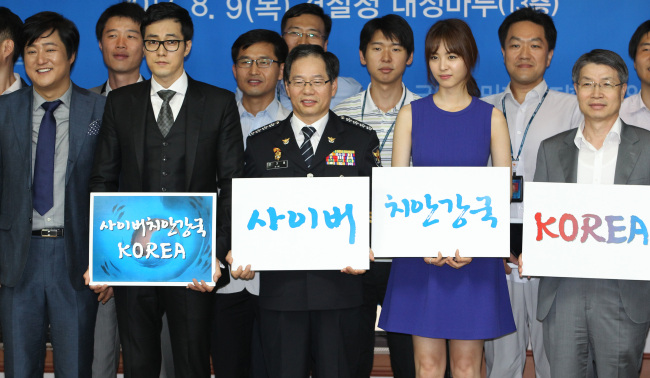 <YONHAP PHOTO-1526> 소지섭ㆍ이연희ㆍ곽도원, 사이버범죄예방 홍보대사 위촉 (서울=연합뉴스) 한종찬 기자 = 9일 오후 서울 서대문구 경찰청에서 열린 사이버범죄예방 홍보대사 위촉식에서 김기용 경찰청장이 사이버범죄예방 홍보대사로 위촉된 소지섭, 이연희, 곽도원과 함께 기념촬영을 하고 있다. 2012.8.9 belltolls@yna.co.kr/2012-08-09 17:33:01/ <저작권자 ⓒ 1980-2012 ㈜연합뉴스. 무단 전재 재배포 금지.>
<YONHAP PHOTO-1526> 소지섭ㆍ이연희ㆍ곽도원, 사이버범죄예방 홍보대사 위촉 (서울=연합뉴스) 한종찬 기자 = 9일 오후 서울 서대문구 경찰청에서 열린 사이버범죄예방 홍보대사 위촉식에서 김기용 경찰청장이 사이버범죄예방 홍보대사로 위촉된 소지섭, 이연희, 곽도원과 함께 기념촬영을 하고 있다. 2012.8.9 belltolls@yna.co.kr/2012-08-09 17:33:01/ <저작권자 ⓒ 1980-2012 ㈜연합뉴스. 무단 전재 재배포 금지.>
<YONHAP PHOTO-1526> 소지섭ㆍ이연희ㆍ곽도원, 사이버범죄예방 홍보대사 위촉 (서울=연합뉴스) 한종찬 기자 = 9일 오후 서울 서대문구 경찰청에서 열린 사이버범죄예방 홍보대사 위촉식에서 김기용 경찰청장이 사이버범죄예방 홍보대사로 위촉된 소지섭, 이연희, 곽도원과 함께 기념촬영을 하고 있다. 2012.8.9 belltolls@yna.co.kr/2012-08-09 17:33:01/ <저작권자 ⓒ 1980-2012 ㈜연합뉴스. 무단 전재 재배포 금지.>