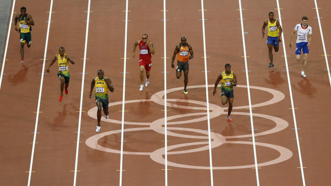 Jamaica’s Usain Bolt pulls away during the men’s 200-meter final on Thursday.   AP-Yonhap News