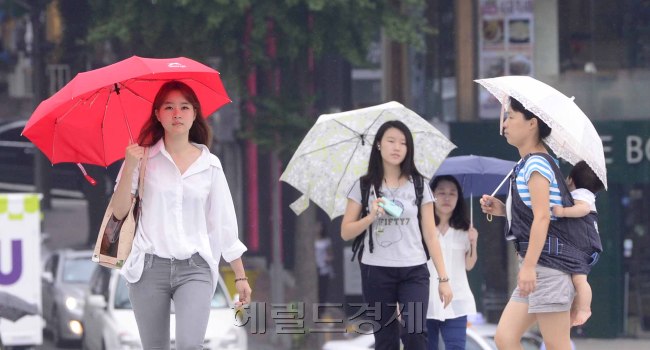 뜨겁게 달궈진 전국을 식혀 줄 반가운 단비가 10일 오전 소나기를 동반한 채 내리고 있다. 서울 이화여대를 찾은 학생들이 우산을 쓴 채 학교로 향하고 있다. 박해묵 기자/mook@heraldm.com
뜨겁게 달궈진 전국을 식혀 줄 반가운 단비가 10일 오전 소나기를 동반한 채 내리고 있다. 서울 이화여대를 찾은 학생들이 우산을 쓴 채 학교로 향하고 있다. 박해묵 기자/mook@heraldm.com