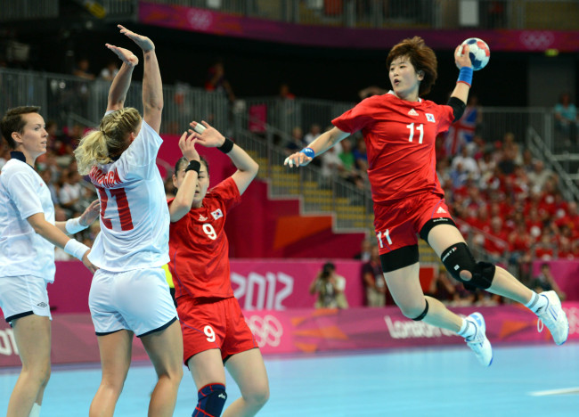 Ryu Eun-hee of South Korea prepares to shoot in the women’s handball semifinal against Norway in London on Thursday.  London Olympic Joint Press Corps
