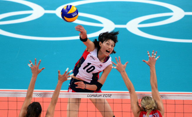Kim Yeon-koung of South Korea spikes the ball in the women’s volleyball semifinal against the U.S. in London on Thursday.   London Olympic Joint Press Corps