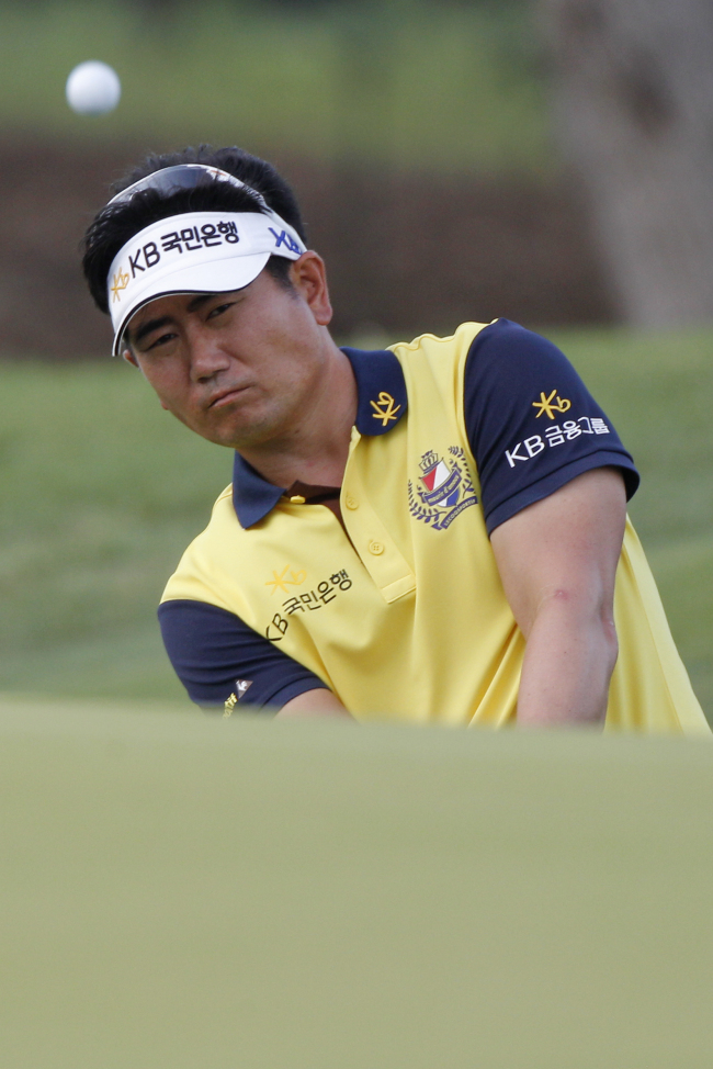 Korea’s Yang Yong-eun chips onto the ninth green during the PGA Championship on Thursday.  AP-Yonhap News
