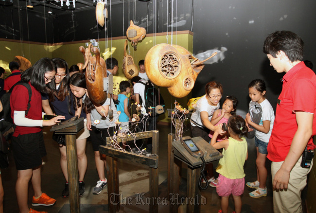 Visitors enjoy the SKT pavilion in Yeosu Expo site.   SKT