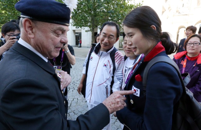 Archery gold-medalist Ki Bo-bae meets a British veteran of the Korean War in London on Thursday.  London Olympic Joint Press Corps