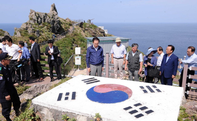 Lee makes unprecedented visit to Dokdo