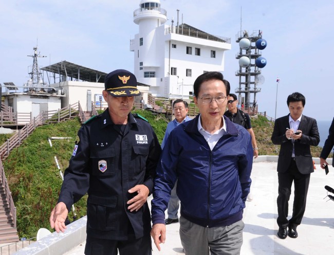 Lee makes unprecedented visit to Dokdo