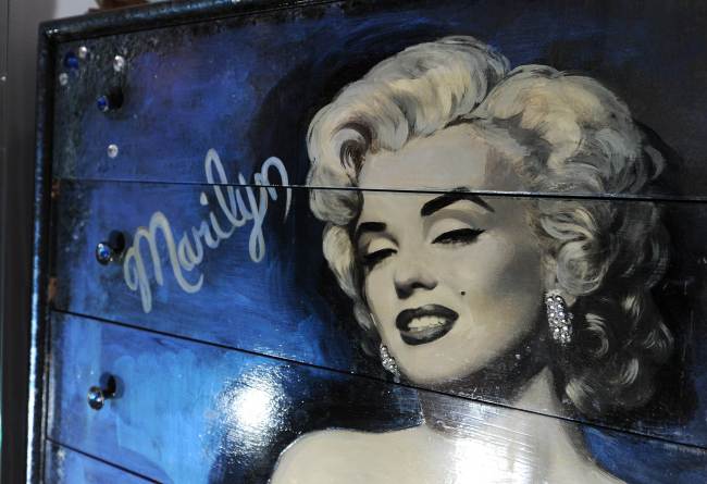 A hand-painted Marilyn Monroe dresser once owned by the late model and television personality Anna Nicole Smith is on display at the newly remodeled Marilyn Monroe “Vault” exhibition at the Ripley’s Believe It Or Not! Museum in Hollywood, California on Aug. 1 ahead of the 50th anniversary of Monroe’s death on Aug. 5, 1962. (AFP-Yonhap News)