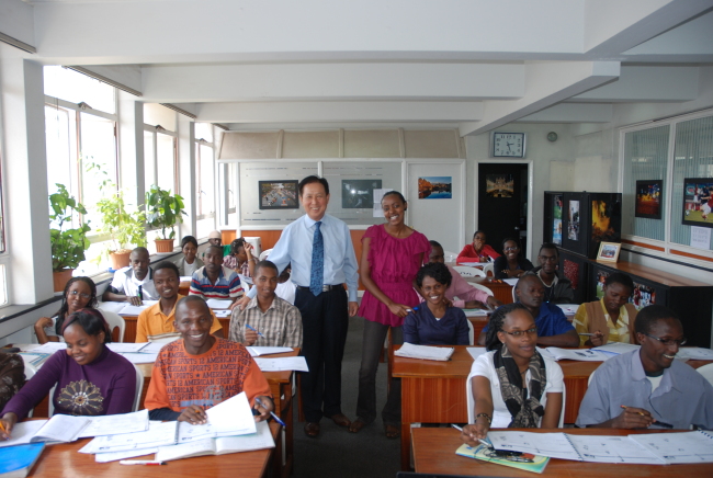 This file photo shows Kim Eung-soo (center), a retired Air Force colonel, and his students at Sejong Institute in Nairobi.
(The International Korean Language Foundation)
