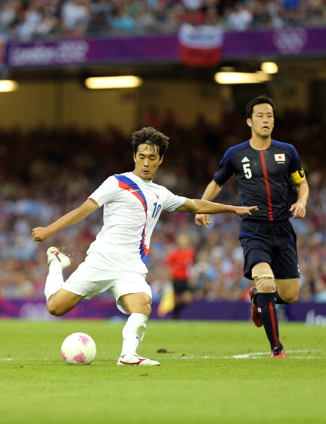 South Korean forward Park Chu-young scores the opening goal during the bronze medal match against Japan on Friday. (Yonhap News)