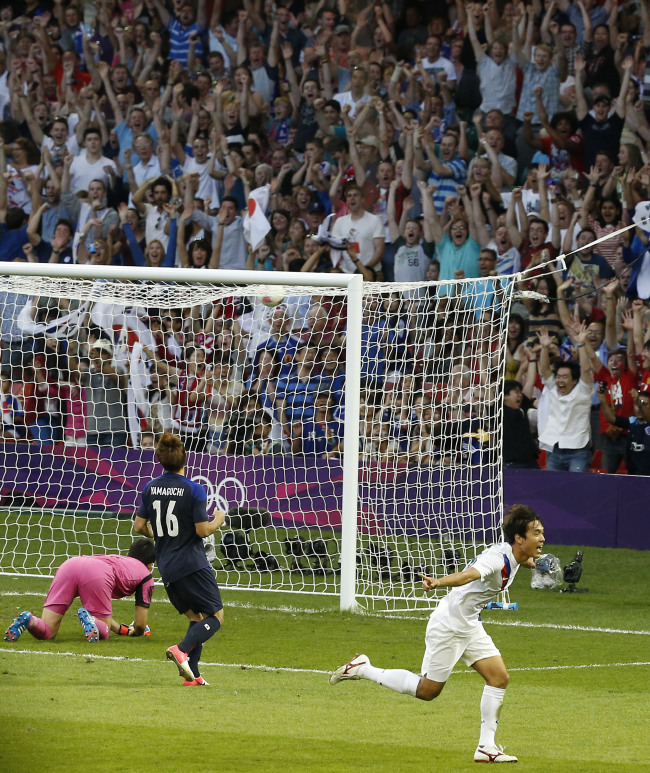 Park Chu-young (right) reacts after scoring the opening goal. (Yonhap News)