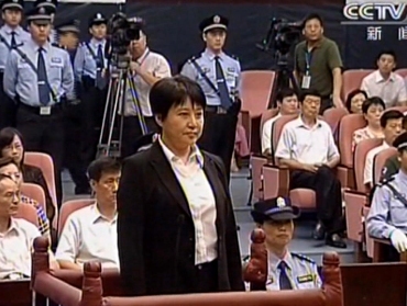 This video image taken from CCTV shows Gu Kailai, center, the wife of disgraced politician Bo Xilai, standing trial in the Intermediate People's Court in the eastern Chinese city of Hefei Thursday. (AP_Yonhap News)