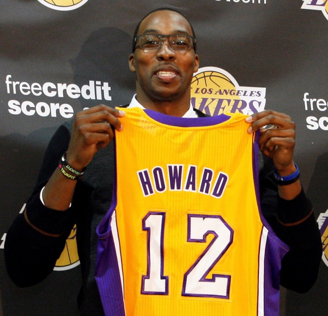 Center Dwight Howard, newly acquired by the Los Angeles Lakers from the Orlando Magic, poses with his new jersey at a news conference at the NBA basketball team's headquarters in El Segundo, California. (AP-Yonhap News)