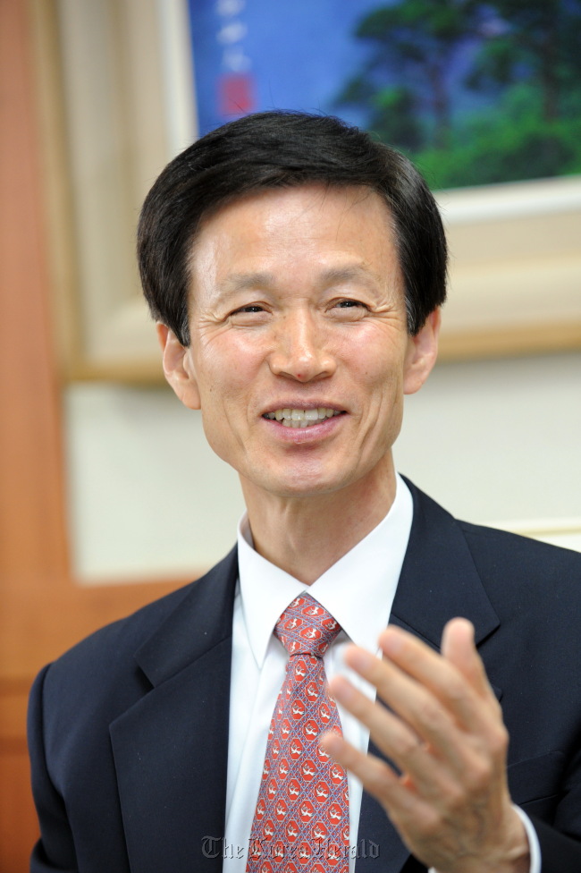 KFS Minister Lee Don-koo