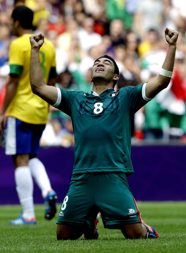 Mexico's Marco Fabian celebrates during the men's soccer final against Brazil at the 2012 Summer Olympics, Saturday in London. (AP-Yonhap News)