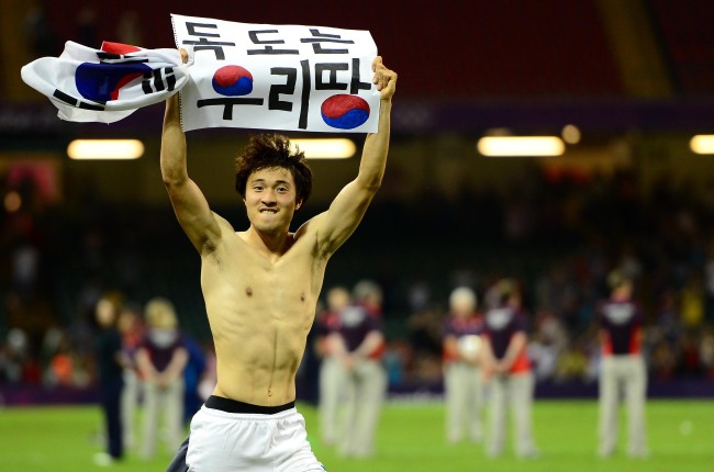 올림픽축구대표팀 박종우가 '독도 세리머니'로 IOC(국제올림픽위원회)로부터 진상조사를 받았다. 박종우는 10일 영국 카디프 밀레니엄스타디움에서 일본과 동메달 결정전을 마치고 열린 승리 세리머니에서 관중이 들고 온 '독도는 우리땅'이라고 적힌 종이를 들어 보여 문제가 됐다. 박종우는 정치적인 표현을 금지한 IOC로부터 진상조사를 받게 된 것이다. '독도는 우리땅' 종이를 들고 그라운드를 돌고 있는 박종우. 20120810런던=올림픽사진공동취재단k
올림픽축구대표팀 박종우가 '독도 세리머니'로 IOC(국제올림픽위원회)로부터 진상조사를 받았다. 박종우는 10일 영국 카디프 밀레니엄스타디움에서 일본과 동메달 결정전을 마치고 열린 승리 세리머니에서 관중이 들고 온 '독도는 우리땅'이라고 적힌 종이를 들어 보여 문제가 됐다. 박종우는 정치적인 표현을 금지한 IOC로부터 진상조사를 받게 된 것이다. '독도는 우리땅' 종이를 들고 그라운드를 돌고 있는 박종우. 20120810런던=올림픽사진공동취재단k
올림픽축구대표팀 박종우가 '독도 세리머니'로 IOC(국제올림픽위원회)로부터 진상조사를 받았다. 박종우는 10일 영국 카디프 밀레니엄스타디움에서 일본과 동메달 결정전을 마치고 열린 승리 세리머니에서 관중이 들고 온 '독도는 우리땅'이라고 적힌 종이를 들어 보여 문제가 됐다. 박종우는 정치적인 표현을 금지한 IOC로부터 진상조사를 받게 된 것이다. '독도는 우리땅' 종이를 들고 그라운드를 돌고 있는 박종우. 20120810런던=올림픽사진공동취재단k