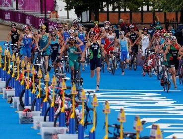 This photo is not directly related to the story. Triathletes compete during the men's triathlon at the 2012 Summer Olympics, Tuesday in London. (AP-Yonhap News)