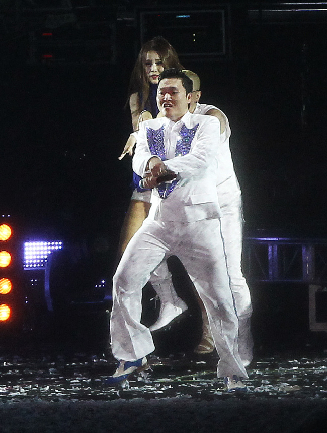 Singer Psy performs hit song “Gangnam Style” during his concert in Seoul on Saturday.   Yonhap News